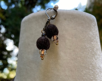 Pendientes de fieltro, pendientes de lana, gota colgante, pendientes temáticos de tierra, joyas ecológicas, pendientes de cuentas colgante de collar marrón color marrón