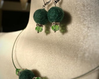 Pendientes de fieltro, pendientes de lana, gota colgante, pendientes temáticos de la tierra, joyería ecológica, pendientes de cuentas, color verde, temporada de vacaciones, ooak