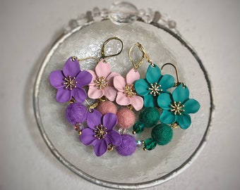 Pendientes de fieltro, pendientes de lana, gota colgante, pendientes temáticos de la tierra, joyas ecológicas, pendientes de cuentas, color púrpura, pendientes de flores, ooak