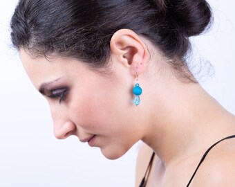 Pendientes de fieltro, pendientes de lana, gota colgante, pendientes temáticos de la Tierra, joyas ecológicas, pendientes de cuentas, pendientes azules, pendientes amarillos