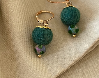 Pendientes de fieltro, pendientes de lana, gota colgante, pendientes temáticos de tierra, joyas ecológicas, pendientes de cuentas, color verde, pendientes verdes