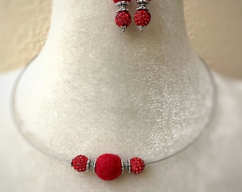 Conjunto de joyas rojo, colgante tierra, lana roja, colgante color plata, collar de fieltro, collar rojo, pendientes de lana, pendientes rojos, conjunto de joyas, eco