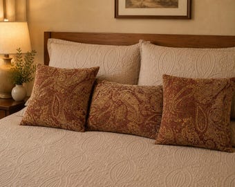 Juego de 3 fundas de almohada Paisley hechas a mano: 2 cuadradas de 45 x 45 cm y 1 lumbar de 38 x 60 cm. Fundas de almohada decorativas color burdeos y dorado para decoración del hogar.