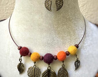 Conjunto de collar y pendientes de fieltro bohemio hechos a mano, joyería de lana otoñal con dijes de hojas de latón, regalo inspirado en la naturaleza para ella.