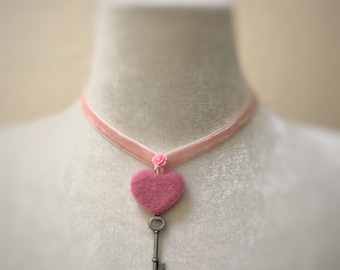 San Valentín, gargantilla rosa, collar de corazón, rosa, banda de terciopelo, colgante de corazón de lana, gargantilla, llave para el corazón, gargantilla de terciopelo, joyería de fieltro