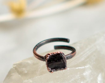 Schwarzer Turmalin Ring, witchy Schmuck, Kupfer roher Ring, Boho Stule, Geschenk zum 7. Jahrestag