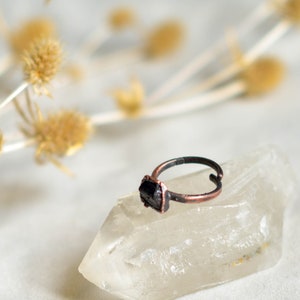 Pierścionek z czarnym turmalinem, biżuteria czarownic, pierścionek z surowej miedzi, stula boho, prezent na 7. rocznicę zdjęcie 8