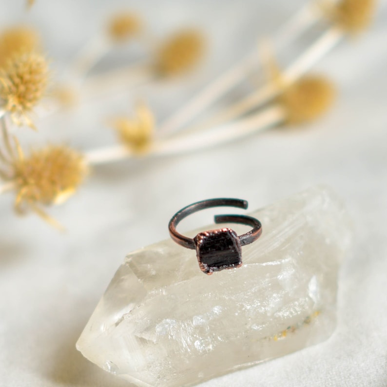 Pierścionek z czarnym turmalinem, biżuteria czarownic, pierścionek z surowej miedzi, stula boho, prezent na 7. rocznicę zdjęcie 1