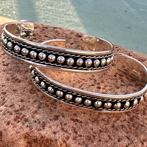 South Western cuff Sterling silver .925 small dots/ embroider edge . Hand made & hand painted.                        ***Free Shipping******