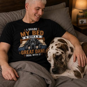 Camiseta "Comparto mi cama con un gran danés" / Camiseta divertida para dueños de perros / Regalo para amantes de los grandes daneses / Camiseta con humor sobre perros grandes / Camiseta para amantes de los perros