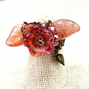 Anillo floral de fantasía de bosque de cuento de hadas en rosa melocotón con alambre ajustable renacentista de corazón