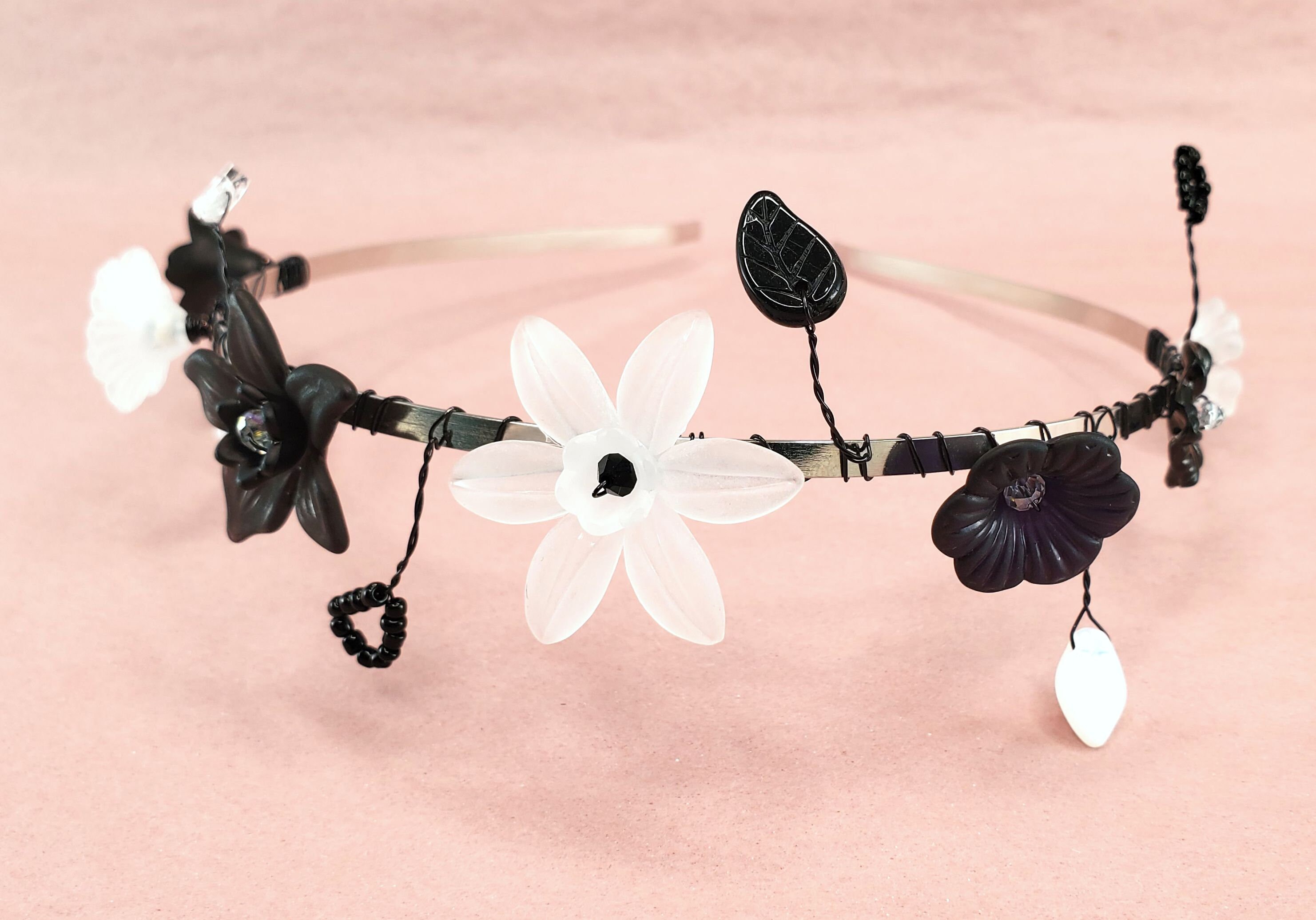 Lucite Flower Wire Wrapped Hair Band in Black and White  display picture 2