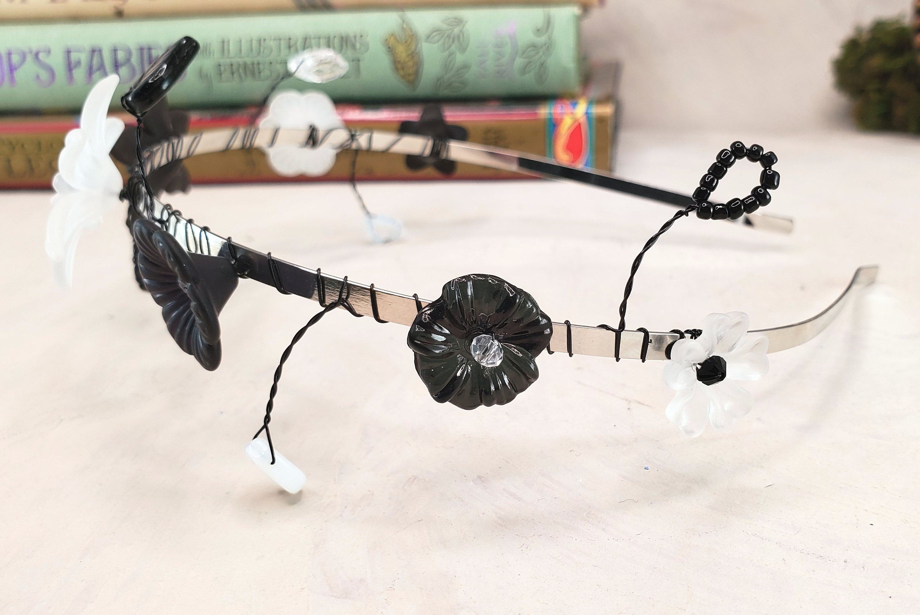 Lucite Flower Wire Wrapped Hair Band in Black and White  display picture 3