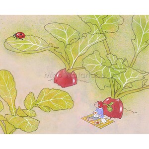 Puede incluir: Una ilustración caprichosa de una persona sentada en una manta de picnic debajo de un gran rábano rojo con hojas verdes. Una mariquita está posada en una hoja de un rábano más pequeño.