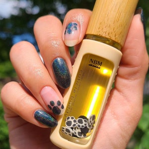 Óleo portátil para cutículas e unhas Cuticle Buddy® x Sean Casey Animal Rescue para cuidados com as unhas - Vegano. Livre de crueldade. Puppy Kisses. 8 ml.