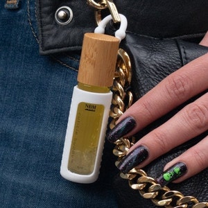 Cuticle Buddy ® Aceite de cutícula portátil y aceite de uñas para el cuidado de las uñas - Vegano. Libre de crueldad. Unscented. Sin fragancia. 8ml.