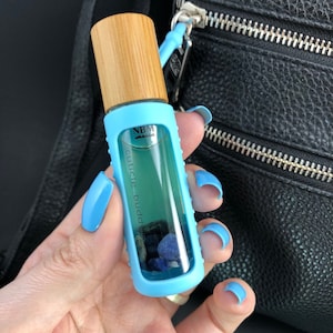 Cuticle Buddy Aceite portátil para cutículas y aceite para uñas para el cuidado de las uñas - Vegano. Libre de crueldad. Naturalmente perfumado con menta y ciprés azul. 8 ml.