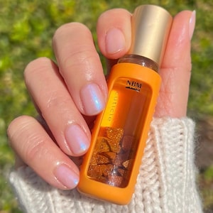 Cuticle Buddy ® Bärbar nagelbandsolja och nagelolja för nagelvård - Vegansk. Inte testad på djur. Persika, tack. 8 ml.