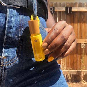 Cuticle Buddy ® Óleo portátil para cutículas e óleo para unhas para fortalecer as unhas - Vegano. Crueldade livre. Naturalmente perfumado com capim-limão e ylangylang. 8ml.