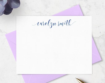 Ensemble de cartes de correspondance avec enveloppes personnalisées avec un nom en police de caractères calligraphique, couleurs A2 ou A7 au choix
