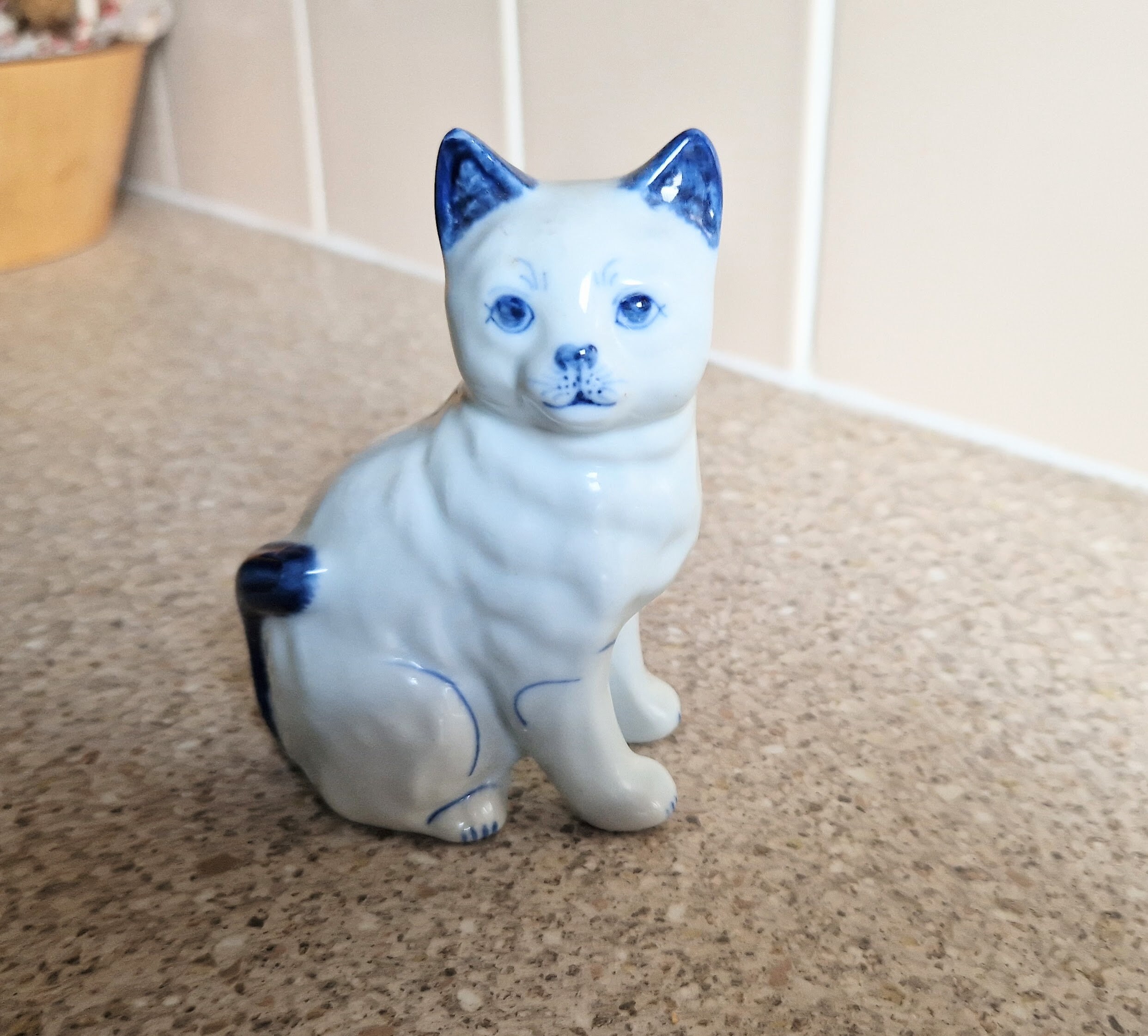 ヴィンテージの青と白の磁器の猫の置物 ~ シノワズリ スタイル ~ 1970