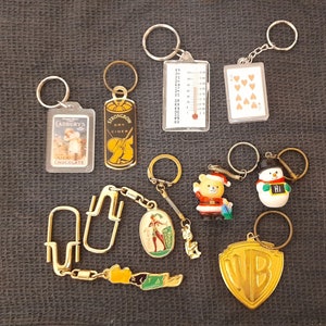 Lote de trabalho vintage ~ 10 chaveiros com pingentes ~ Anos 70-80 ~ Termômetro ~ Baralho de cartas ~ Papai Noel ~ Boneco de neve ~ Outros ~ Colecionáveis.