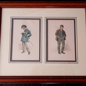 Può includere: Un'opera d'arte incorniciata con due illustrazioni di uomini in pose diverse. L'uomo a sinistra indossa una giacca blu, pantaloni a quadri e un cappello. Tiene un bastone. L'uomo a destra indossa una giacca marrone, pantaloni marroni e un cappello. Tiene una pipa.
