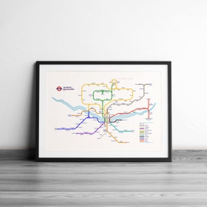 K&ouml;nnte beinhalten: Eine bunte U-Bahn-Karte der fiktiven Stadt "Transport for Gallifrey", mit einer kreisf&ouml;rmigen Schleife mit dem Text "E. Space Loop" und einer Legende mit verschiedenen farbigen Linien, die verschiedene Linien repr&auml;sentieren.