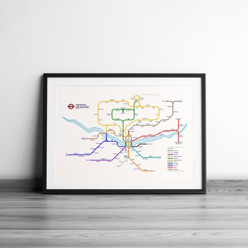 K&ouml;nnte beinhalten: Eine bunte U-Bahn-Karte der fiktiven Stadt "Transport for Gallifrey", mit einer kreisf&ouml;rmigen Schleife mit dem Text "E. Space Loop" und einer Legende mit verschiedenen farbigen Linien, die verschiedene Linien repr&auml;sentieren.