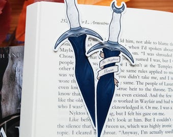 Pegatina Daga de Piedra Sombría: pegatinas hechas a mano con ilustraciones originales inspiradas en la daga de Seraphina de la serie Carne y Fuego.