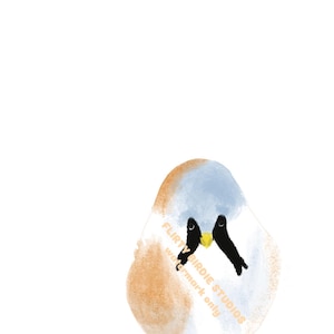 Könnte beinhalten: Illustration einer stilisierten Bartmeise. Der Vogel hat einen hellblauen Kopf, einen hellbraunen Körper und schwarze und gelbe Gesichtsmerkmale. Der Name des Vogels steht in schwarzer Schrift am unteren Bildrand.