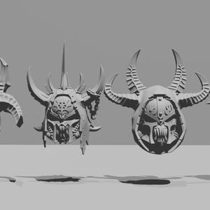 Puede incluir: Cuatro máscaras de calavera con cuernos grises y detalladas con expresiones amenazantes. Cada máscara presenta diseños intrincados, dientes afilados y formas de cuernos variadas, lo que sugiere un tema de fantasía o gótico. Las máscaras se muestran sobre un fondo neutral.