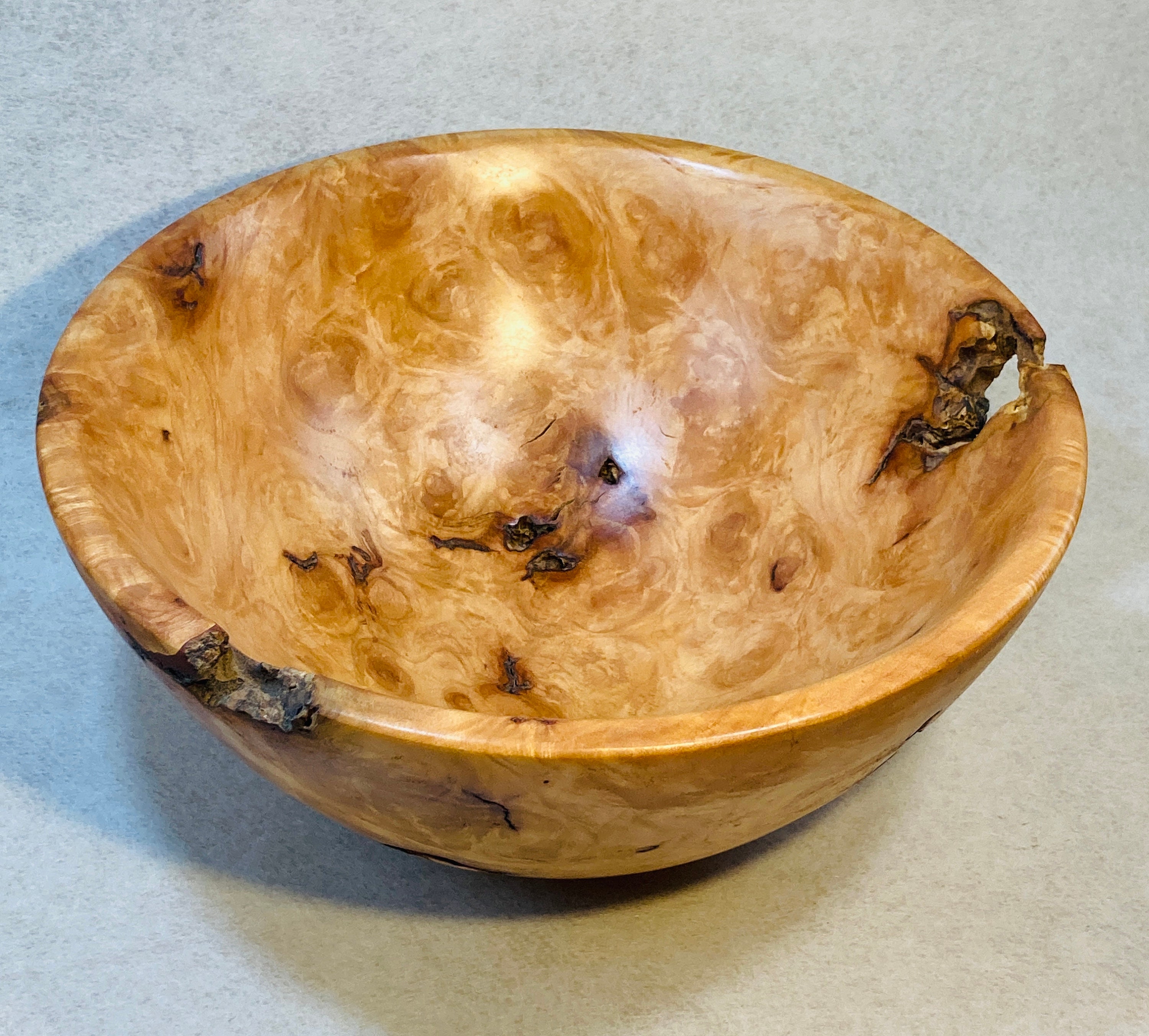 Handgedrechselte Schale aus versilbertem Ahorn-Maserholz - Einzigartige Holzkunst