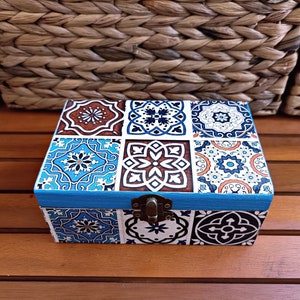Portagioie in piastrelle marocchine, scatola dei ricordi shabby chic in legno, arte marocchina, regalo viola, scatola per gingilli con anelli decoupage