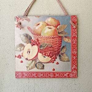 Kosz z jabłkami Kuchnia drewniany znak, Dekoracja ścienna w stylu rustykalnym, Sztuka ścienna w stylu rustykalnym, Prezent na parapetówkę, Decoupage