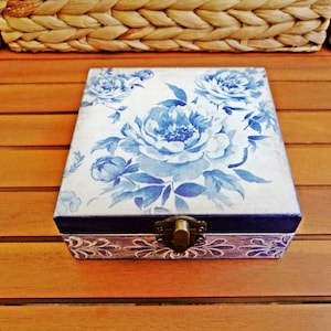 Joyero de flores azules, Caja de regalo del Día de las Madres, Joyero de baratija de rosas, Caja de madera de recuerdo, Decoración azul y blanca, Decoupage