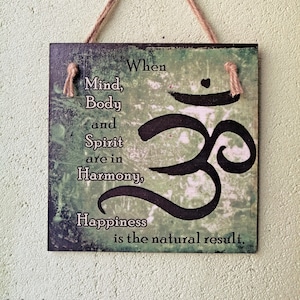 Regali ispiratori di meditazione, Pace interiore Om arte murale, Arte murale Zen, Placca appesa in legno, Segno di detto viola, Regalo amante dello yoga
