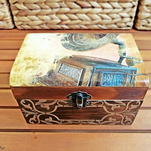 Retro music keepsake box, Gramophone wooden decor, Wooden jewelry chest, Music lover memory gift, Gramophone horn art, Trinket storage box