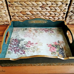 Camera da letto romantica con accessori su vassoio in legno, idee ispirate  ai fiori