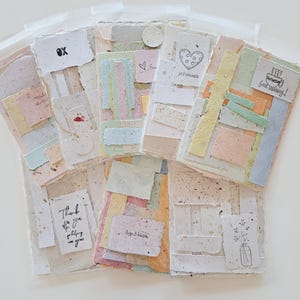 手作りリサイクルコラージュペーパー、ジャンクジャーナルペーパー、スクラップブッキング用ペーパー、ワークショップ、教師用ペーパーのランダムミックスミステリーパック5個