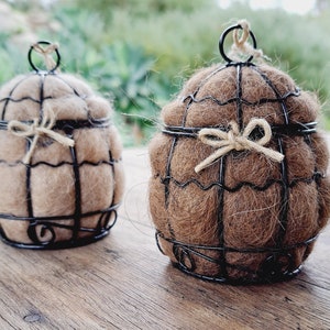 Small Bird Nester in gift box. Llama Fibre Nesting Material for gardeners and bird lovers. Backyard birdbath / feeder accessory