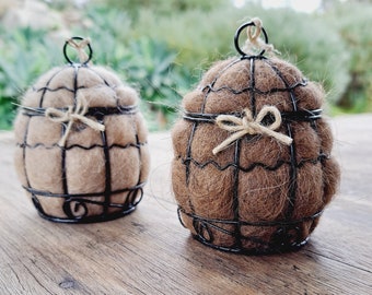 Small Bird Nester in gift box. Llama Fibre Nesting Material for gardeners and bird lovers. Backyard birdbath / feeder accessory