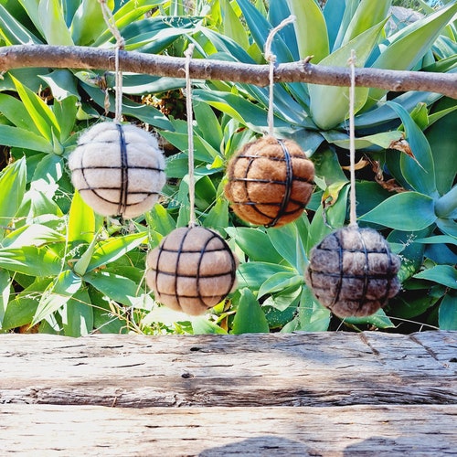 Nichoir d'oiseau dans une boîte cadeau pour le jardin. Matériau de construction pour nid de lama pour les amoureux de la nature et les oiseaux de basse-cour.