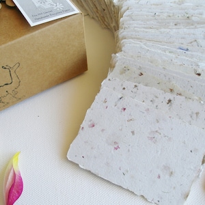ÉCHANTILLON de 20 cartes 2x3 faites main. Papier recyclé vierge neutre. Appel. Marque-place ou carte de table. Carte-cadeau. Fleuriste. Présence d'invités au mariage
