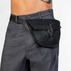 Sac ceinture X Body - toile cirée noire et cuir peint à la main, sac banane Festival, sac utilitaire à bandoulière, design artisanal inspiré de la moto