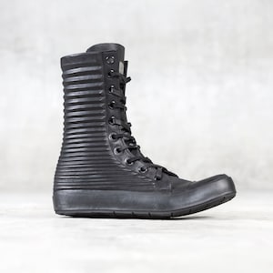 Zapatillas altas Apollo de cuero negro: Botas estriadas hechas a mano