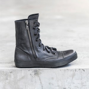 Schwarze HIGH TOPS 2.0 für Herren -Schwarze Leder Schnürschuhe Turnschuhe -Herren Lederschuh mit recycelter Reifensohle -Hip Hop Punk Streetwear - Seitlicher Reißverschluss