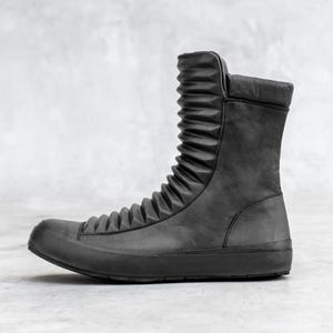 Zapatos altos de cuero negro hechos a mano - Botas para festivales - Estilo urbano futurista - Bota estriada RAZED