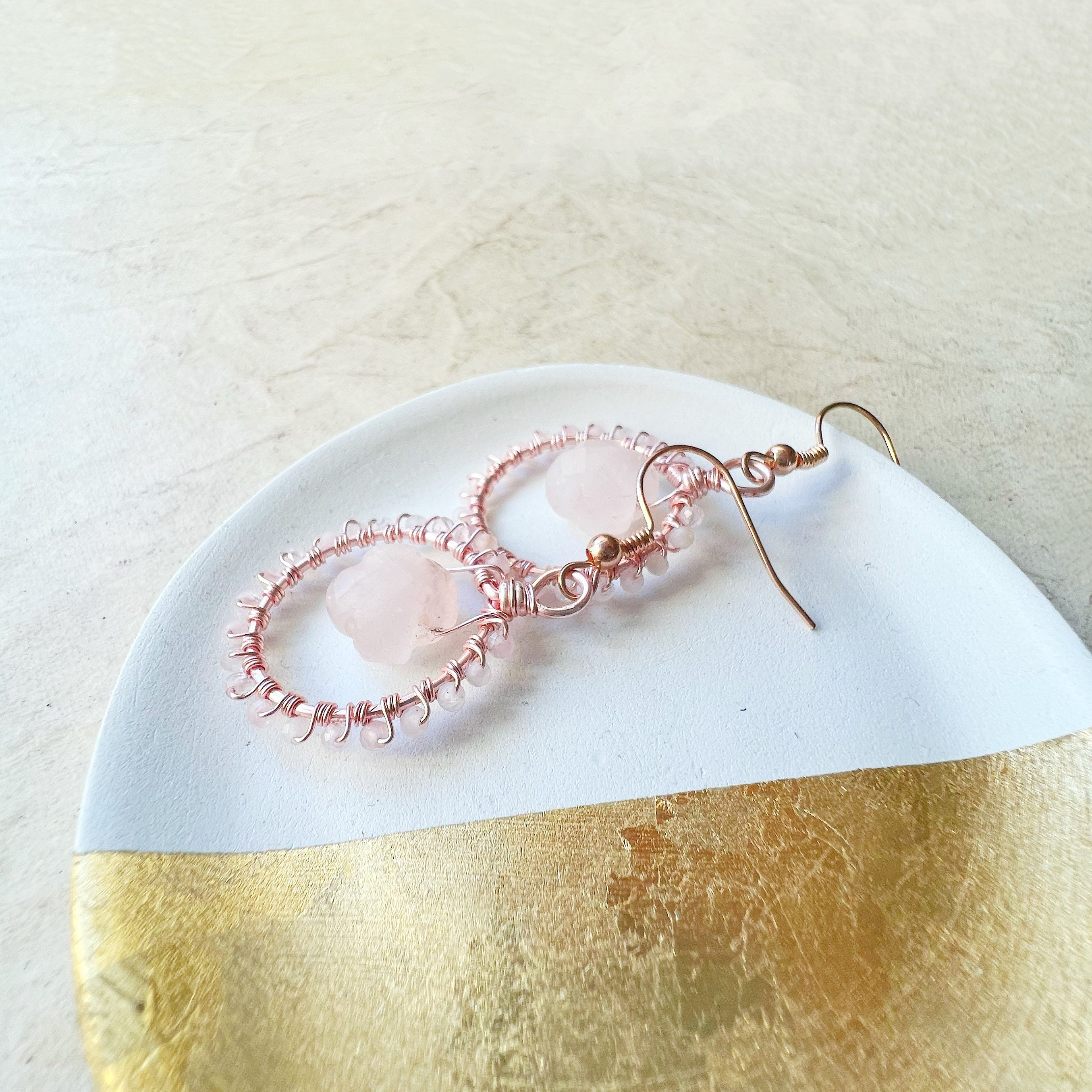 Flower earring with rose-quaz gemstone Wire flower