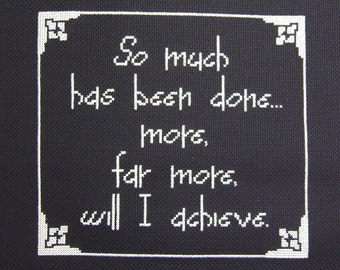 Puede incluir: Bordado de punto de cruz en blanco y negro con un marco blanco y el texto "So much has been done... more, far more, will I achieve."